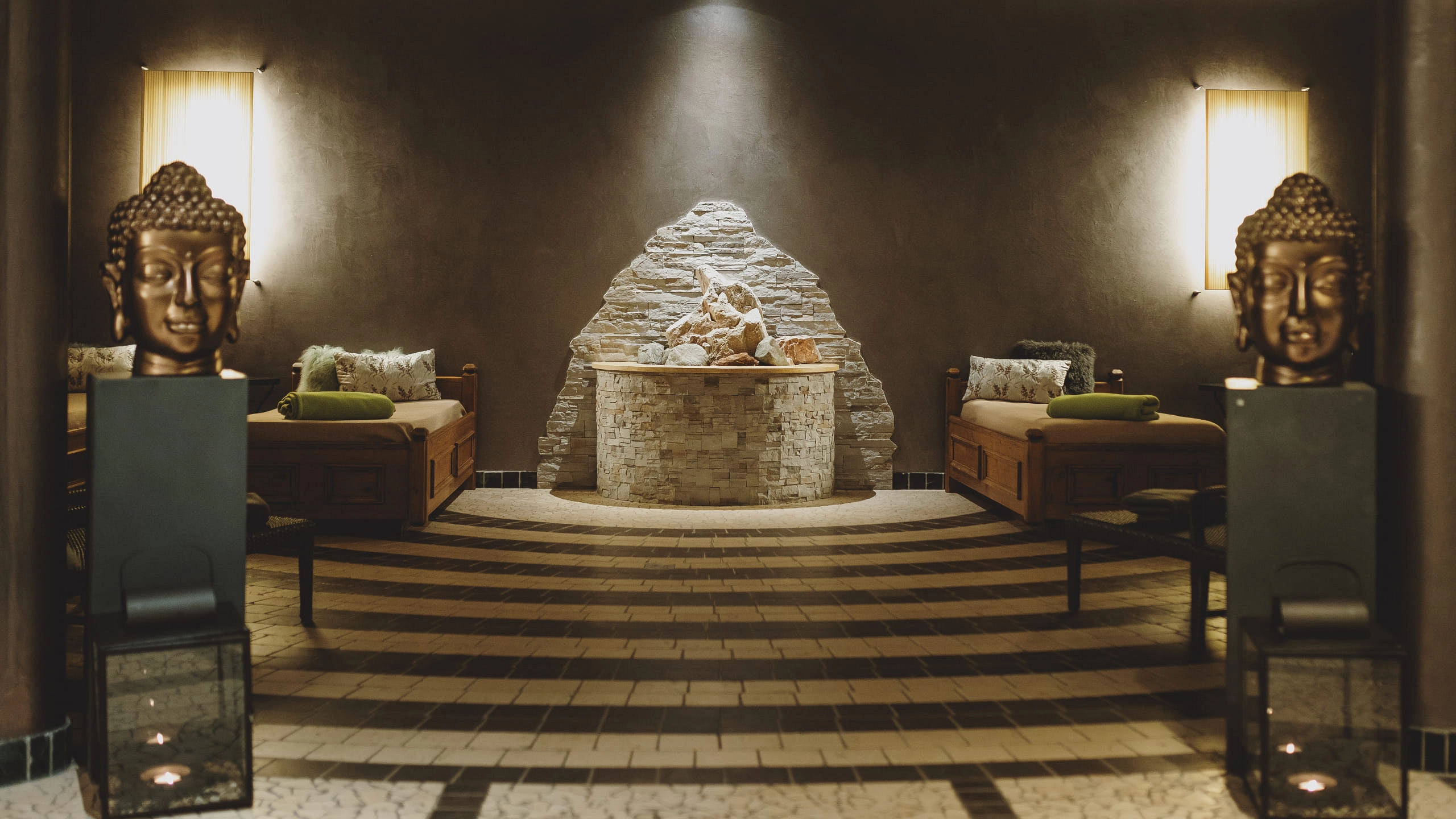 Entspannungsoase mit Wasserfall und Buddha-Statuen
