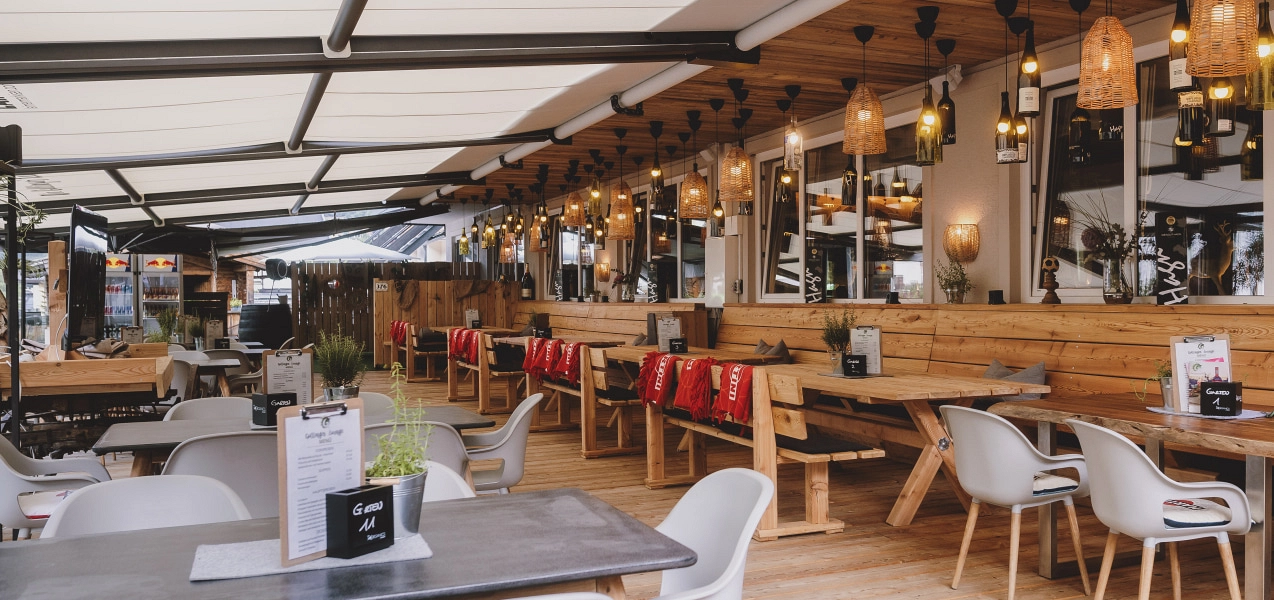 Moderne Lounge mit Holz- und Lichterdekoration.
