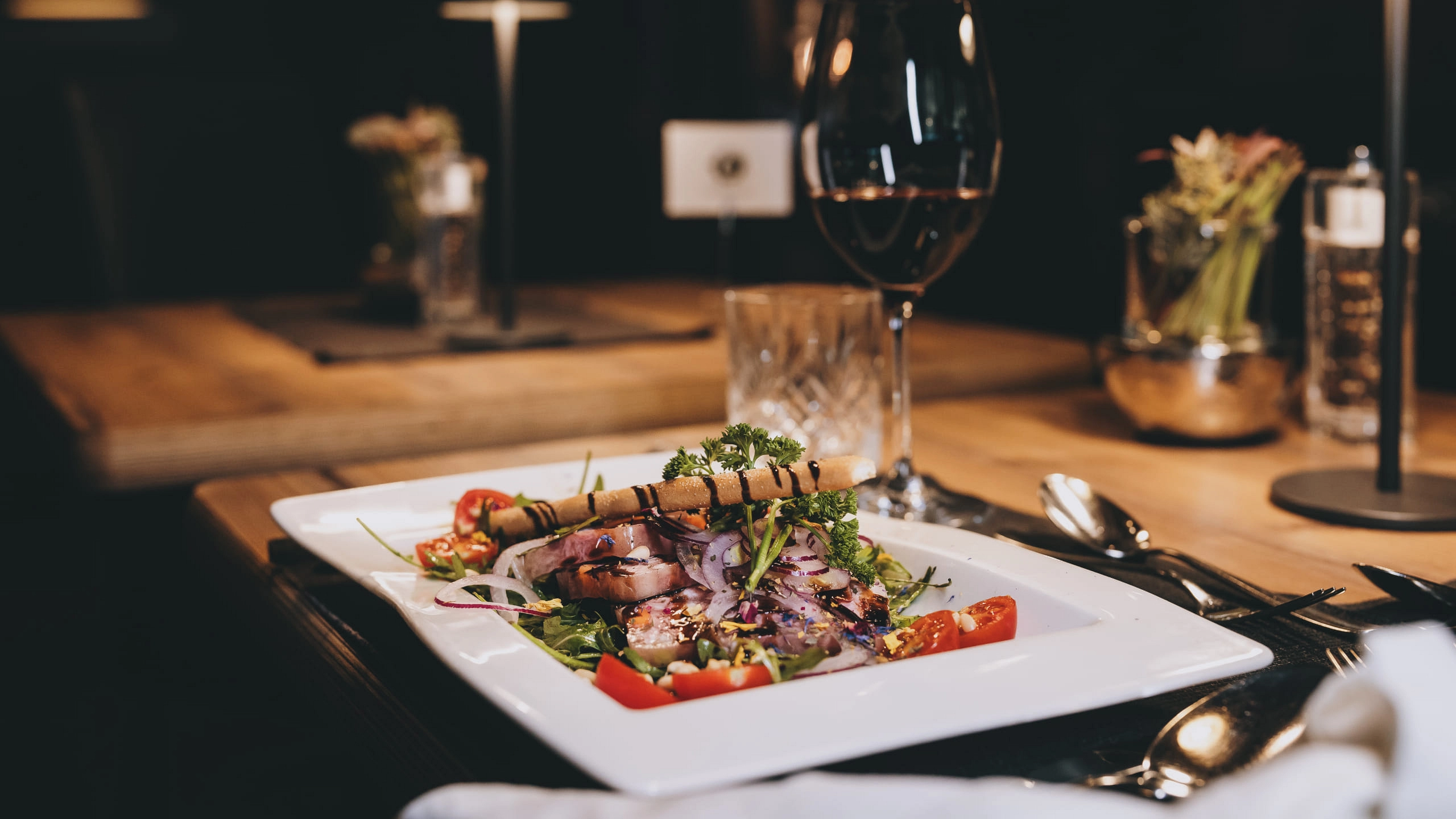 Feines Gericht mit frischen Zutaten und Rotwein