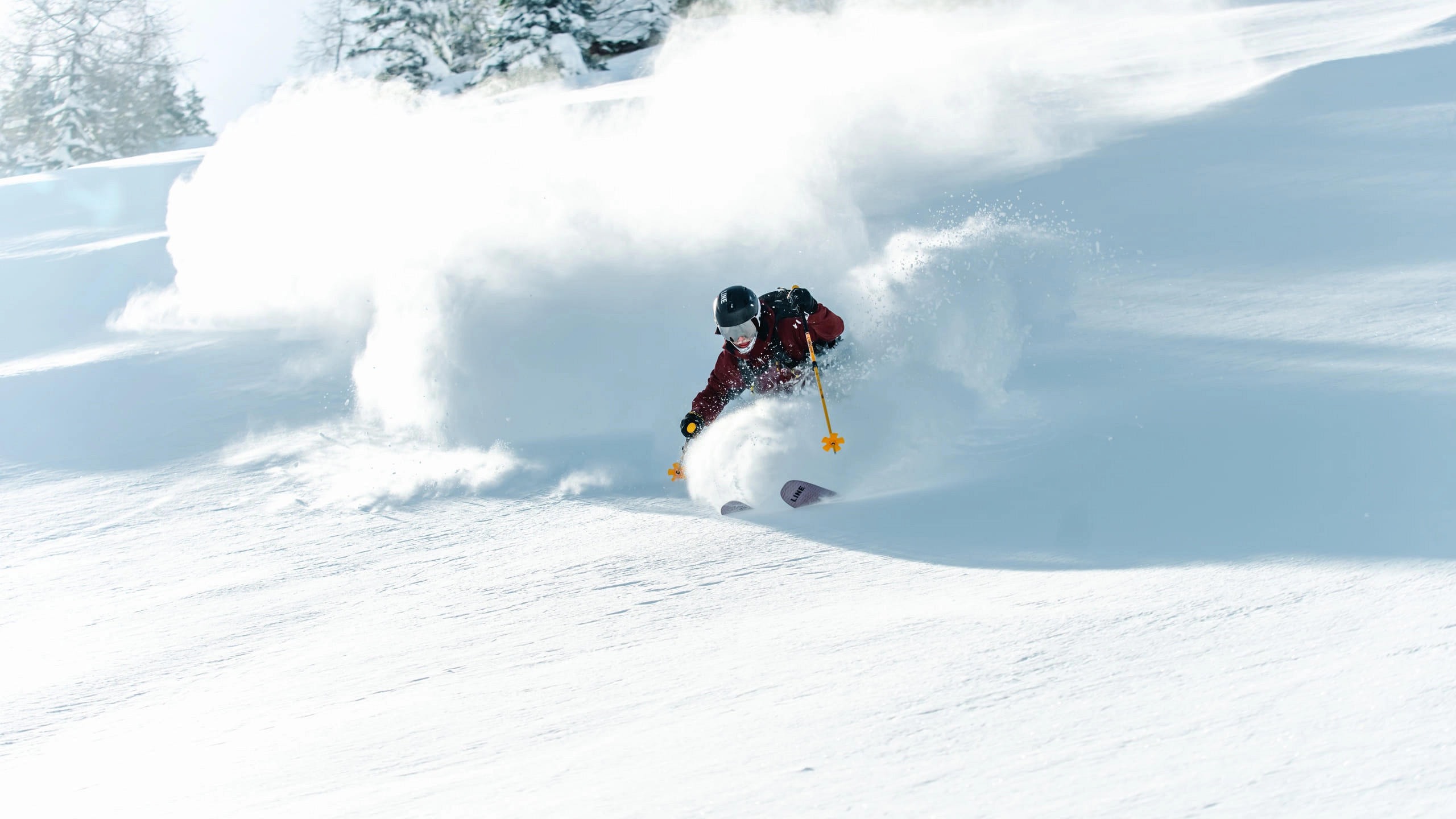 Snowboarder macht eine Kurve im frischen Schnee