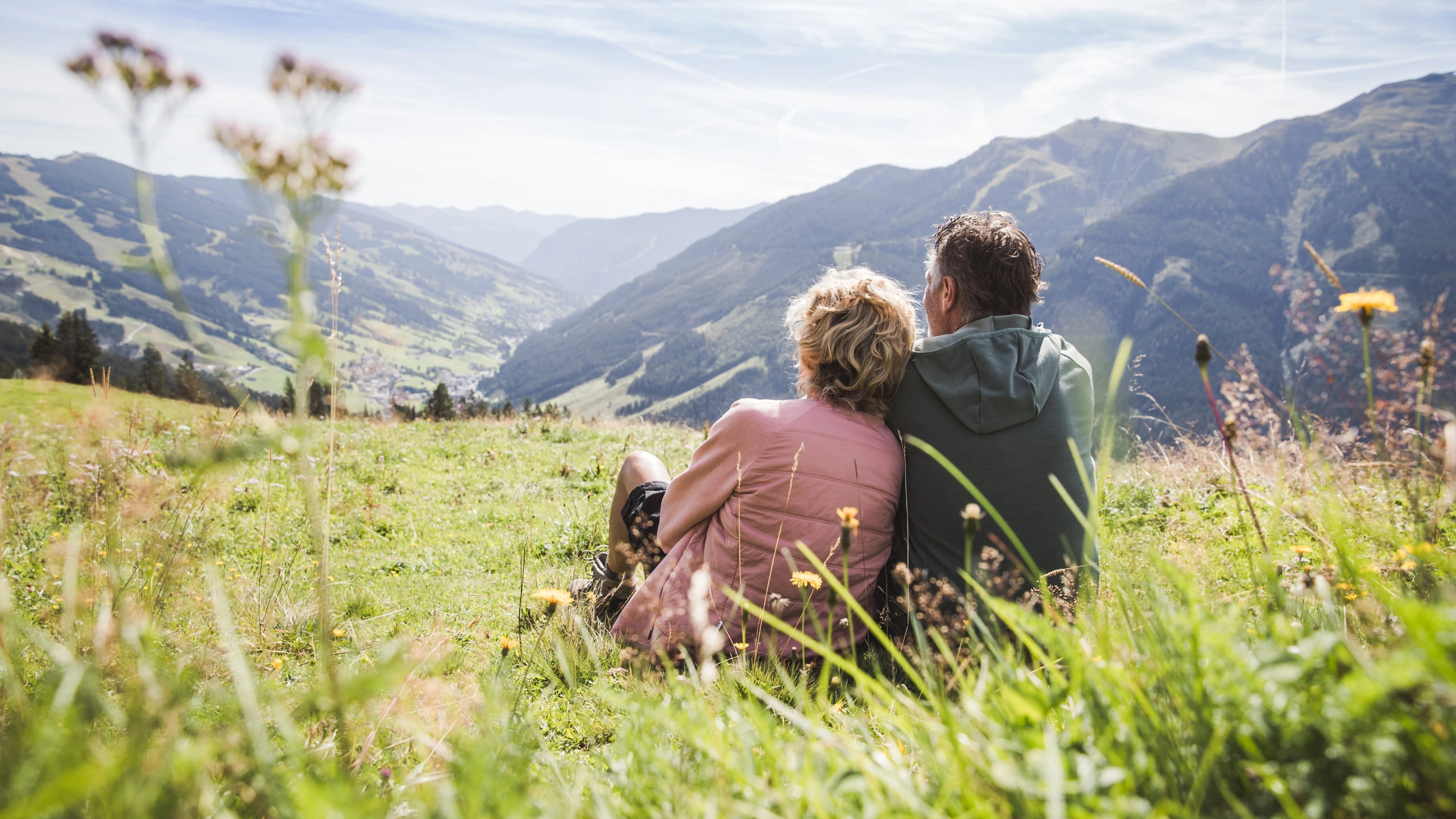 Paar beim Wandern in Saalbach-Hinterglemm mit Bergsicht
