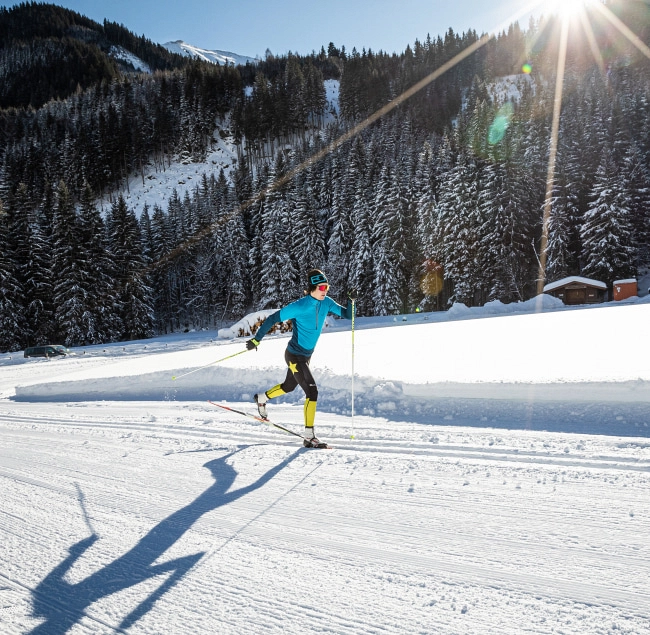 Langlaufender Skifahrer in Winterlandschaft