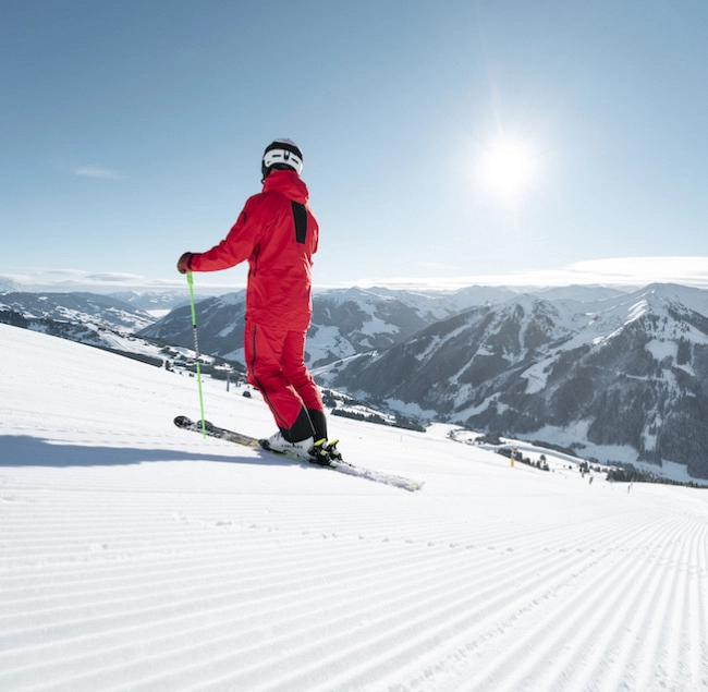 Skifahrer auf der Piste im Skicircus Saalbach