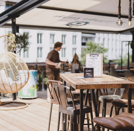 Terrasse mit Sitzplätzen und einem hängenden Stuhl