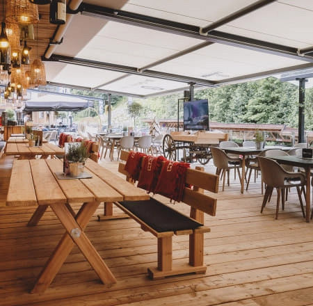 Innenansicht der Terrasse mit Tischen und Stühlen